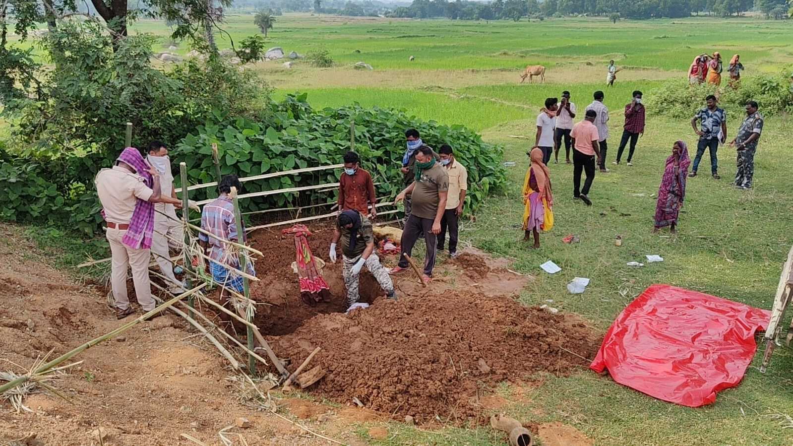 प्रमुख ::: युवती के शव को सात दिनों बाद निकालकर कराया गया पोस्टमार्टम