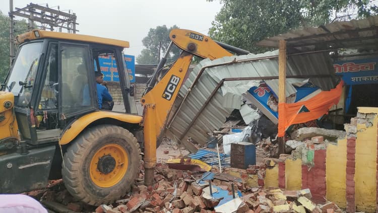 Jamshedpur News : 40-45 साल पुराने होटल को रेलवे ने ऐसे कर दिया जमींदोज