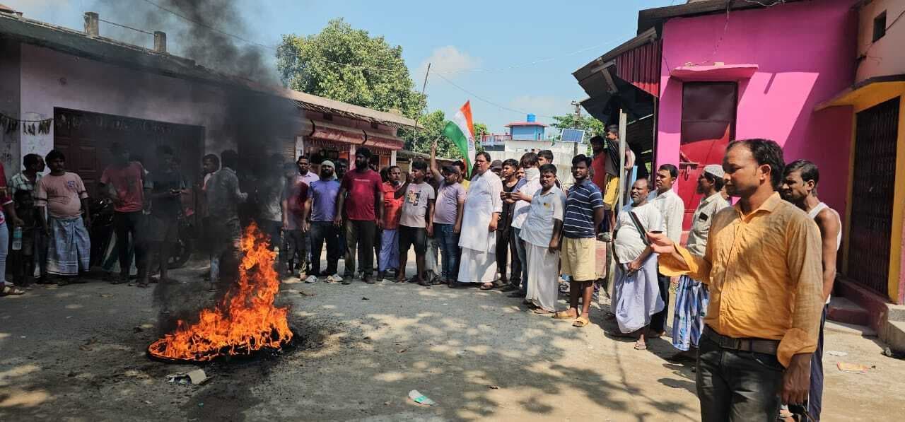विद्युत विभाग के खिलाफ विशनपुर बाजार में सड़क पर टायर जलाकर लोगों ने किया प्रदर्शन
