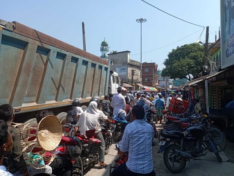 अनियमित विद्यु आपूर्ति व स्मार्ट मीटर लगाये जाने जाने के विरोध में आक्रोशित उपभोक्ताओं ने किया सड़क जाम