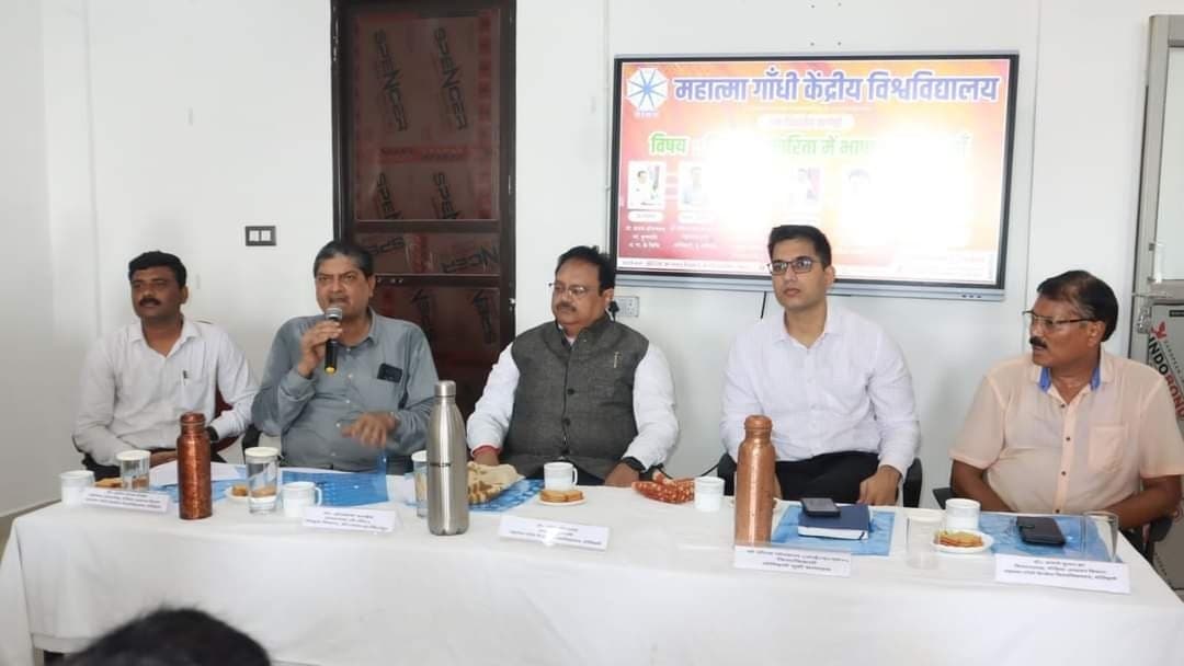 भाषा हमारे जीवन मूल्यों, संस्कृति व संस्कारों की सच्ची संवाहक : कुलपति