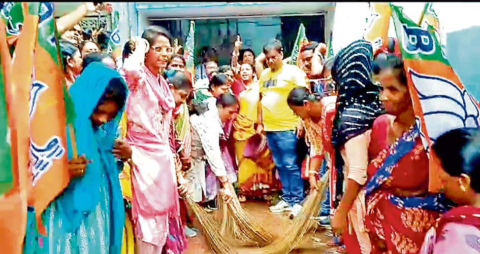आसनसोल साउथ थाने में महिला मोर्चा का शुद्धिकरण अभियान