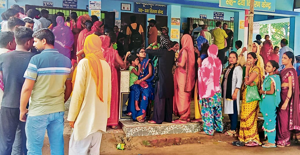 SARAN NEWS : सदर अस्पताल में आठ बजे से ही रजिस्ट्रेशन के लिए लग रही कतार