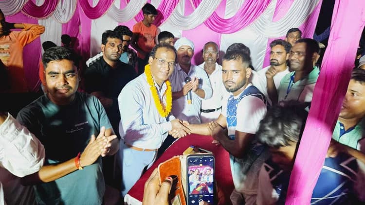 Giridih News: पुरस्कार वितरण के साथ फुटबॉल टूर्नामेंट का समापन