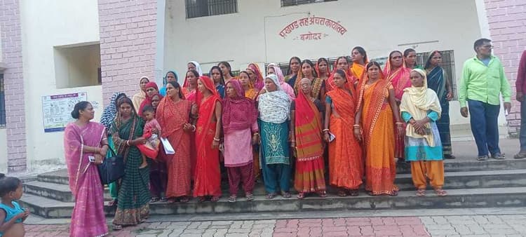 Giridih News: डीलर पर महिला कार्डधारियों से दुर्व्यवहार का आरोप, बीडीओ को आवेदन