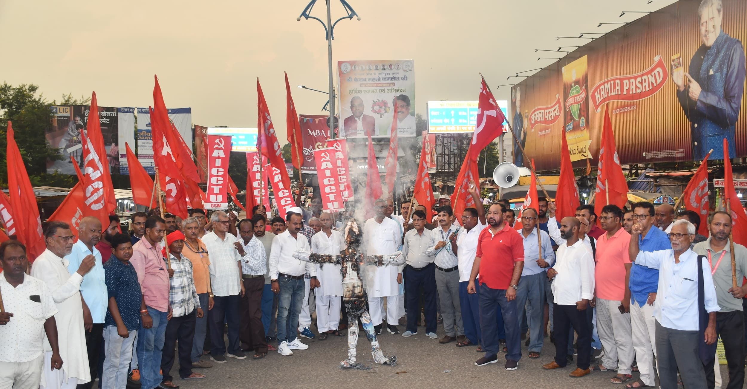 Bokaro News: ट्रेड यूनियन संयुक्त मोर्चा ने केंद्र सरकार का पुतला फूंका