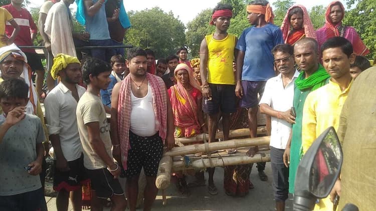 राहत की मांग को लेकर बाढ़ पीड़ितों ने किया सड़क जाम