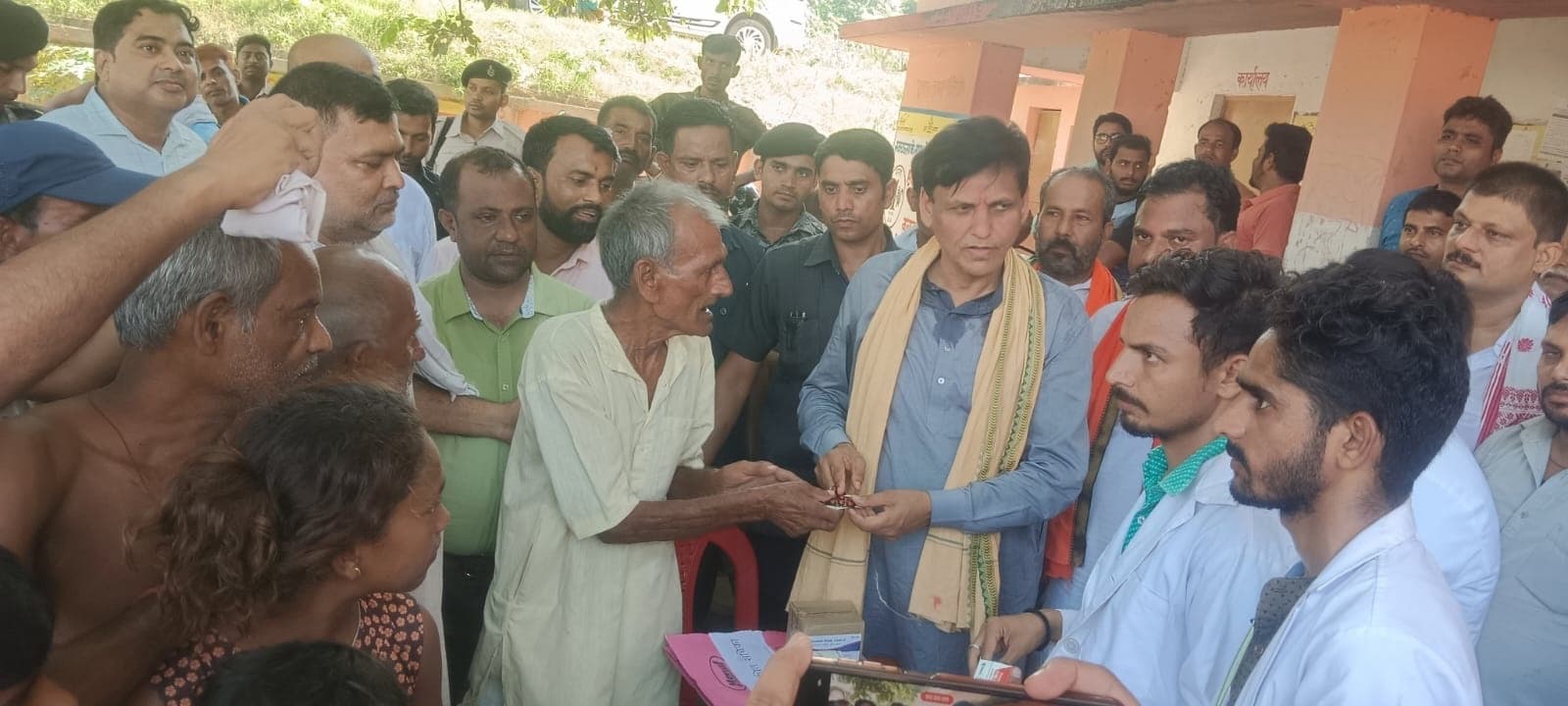Impact of flood: केंद्रीय गृह राज्य मंत्री ने बाढ़ पीड़ितों का बांटा दर्द