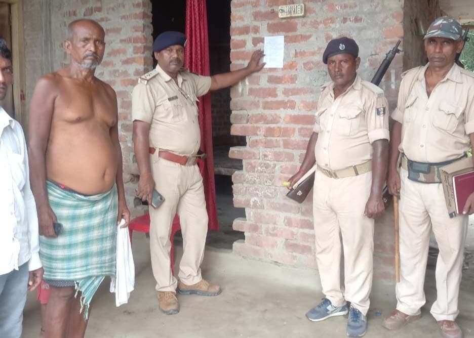 हत्याराेपित के घर पुलिस ने चिपकाया इश्तेहार