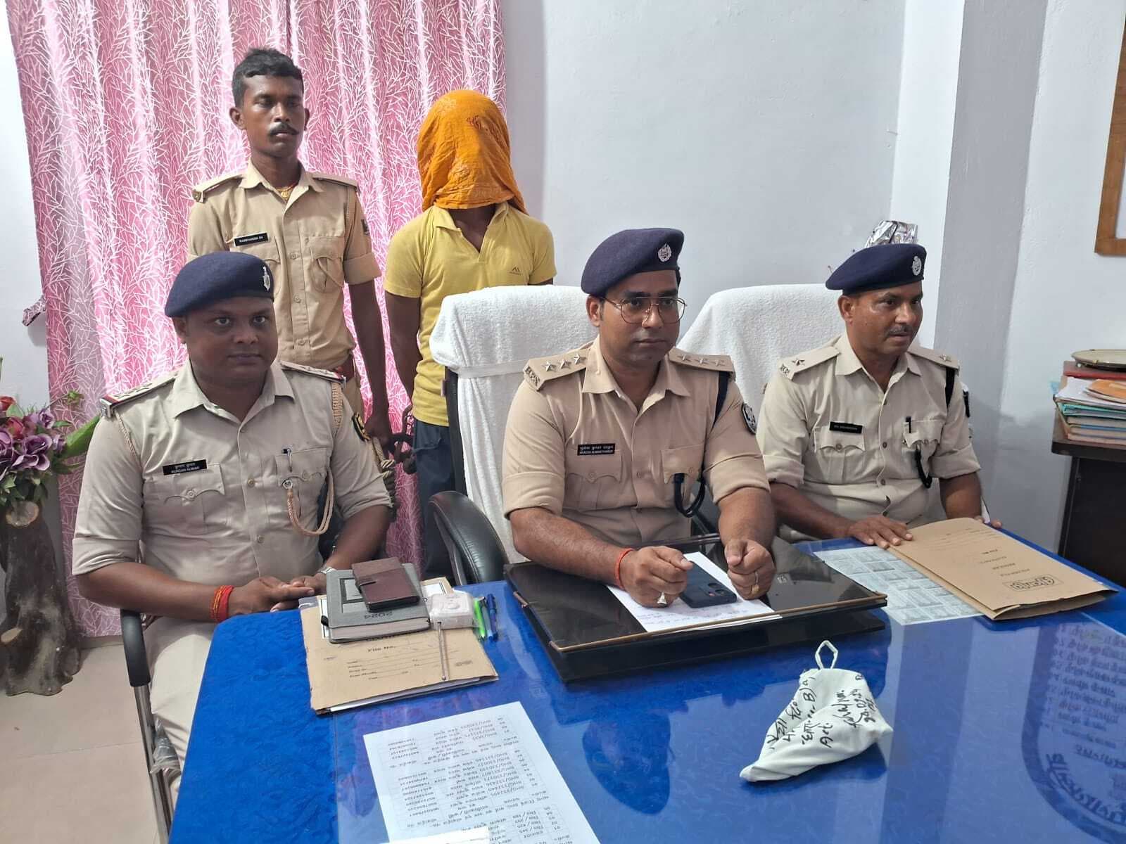 अपराध की योजना बनाते बदमाश हथियार व गोली के साथ गिरफ्तार