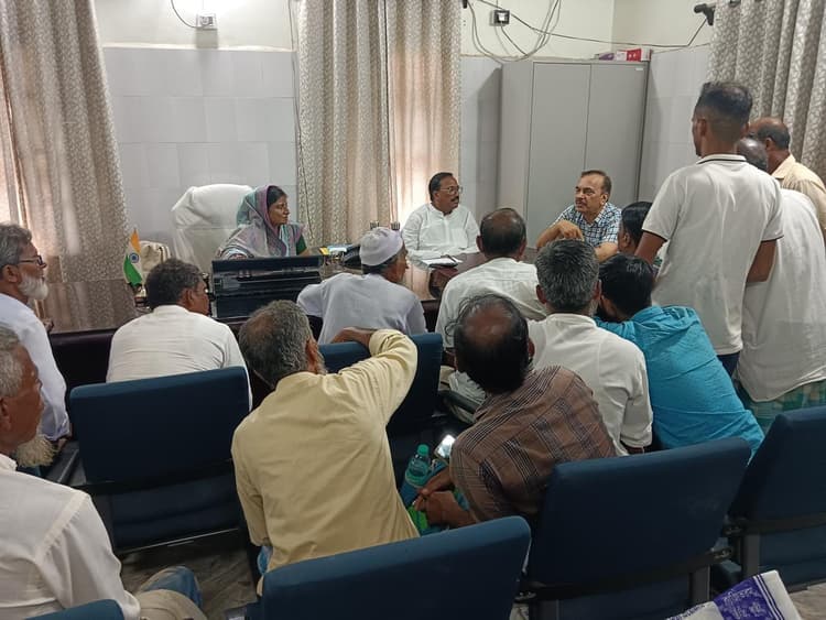 जिप अध्यक्ष व बंदोबस्त पदाधिकारी ने सुनी लोगों की सर्वे से जुड़ी समस्याएं