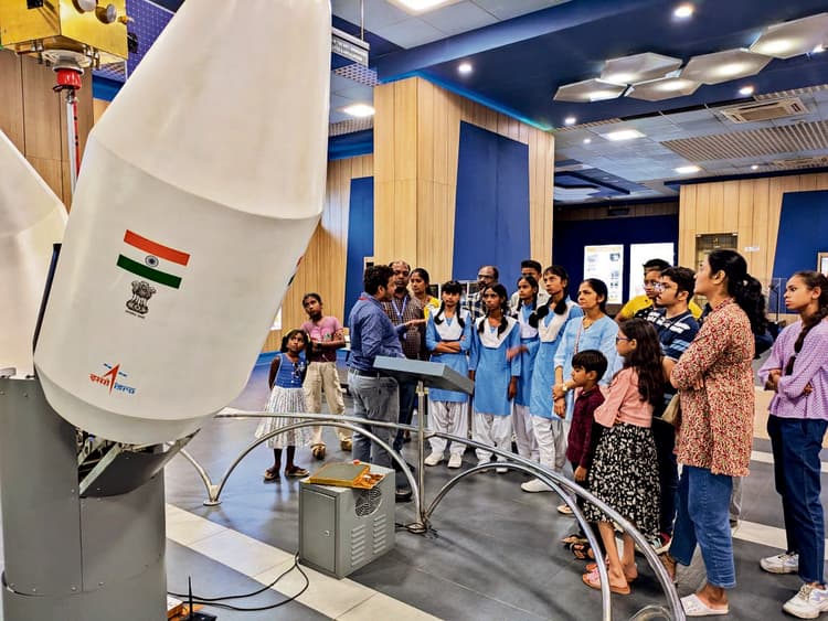 तिलौथू के छात्रों ने इसरो के नामचीन वैज्ञानिकों से सीखे अंतरिक्ष के गुर