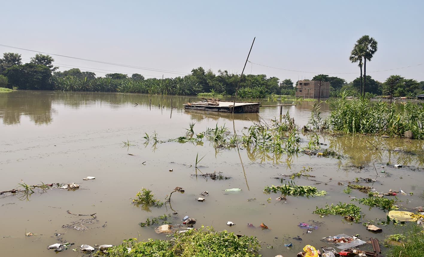 HAJIPUR NEWS : जल स्तर में कमी से मिली थोड़ी राहत पर परेशानी बरकरार, प्रशासन मुस्तैद