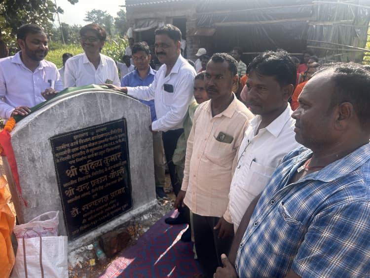 Giridih News: पीरटांड़ में विधायक ने किया चार सड़कों का शिलान्यास