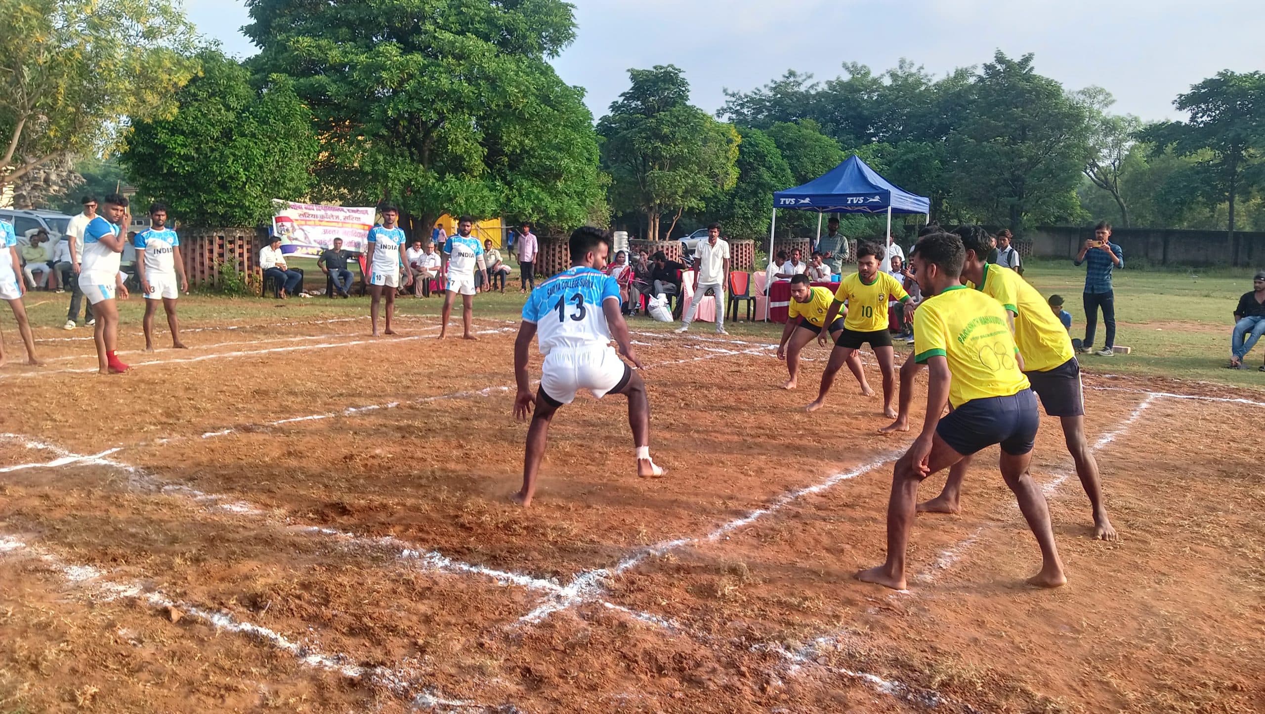 Giridih News: सरिया महाविद्यालय परिसर में अंतर महाविद्यालय स्तरीय कबड्डी प्रतियोगिता शुरू