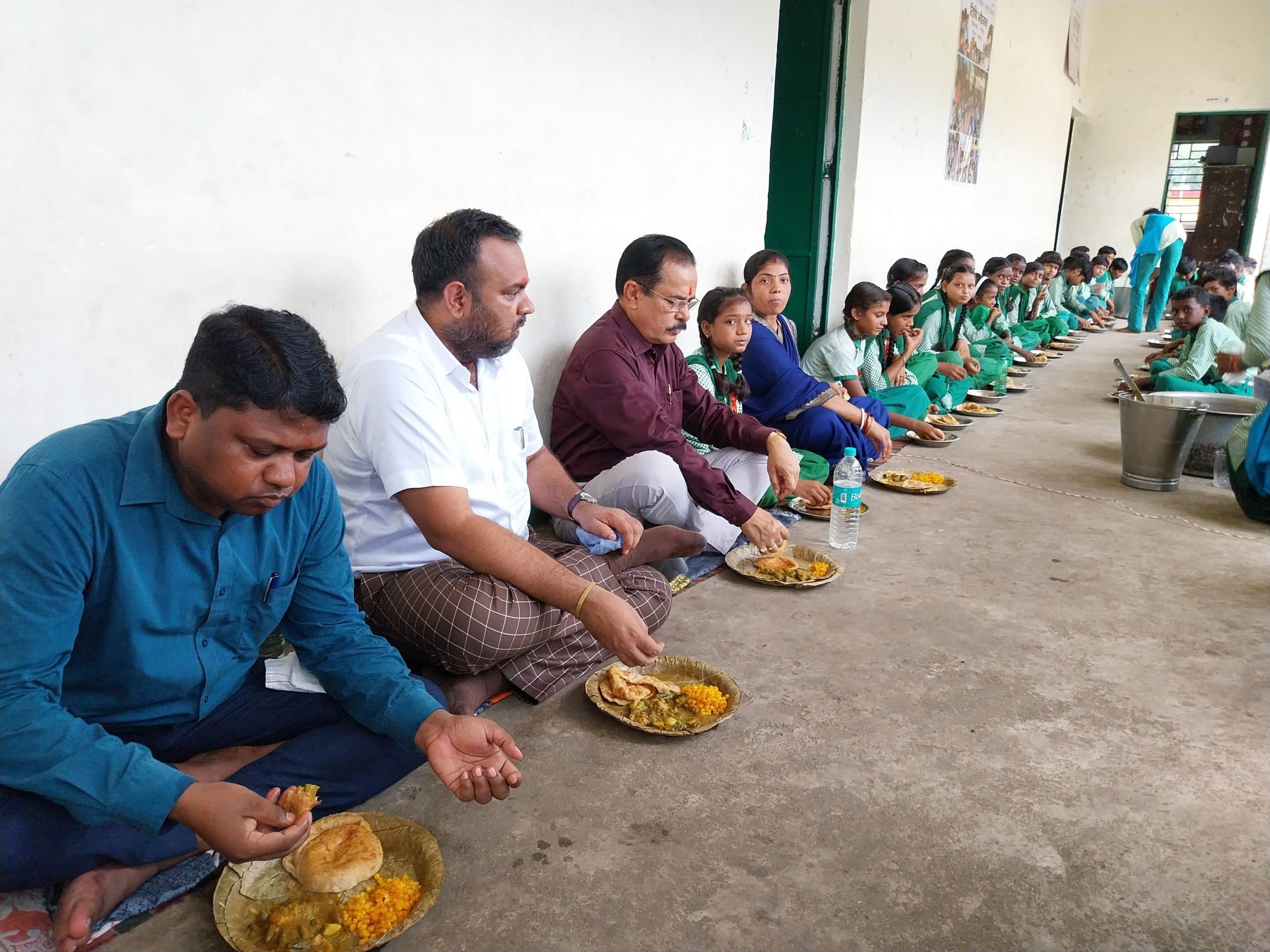 Bokaro News: डीसीसी डीइओ व डीएसइ ने बच्चों के साथ किया भोजन