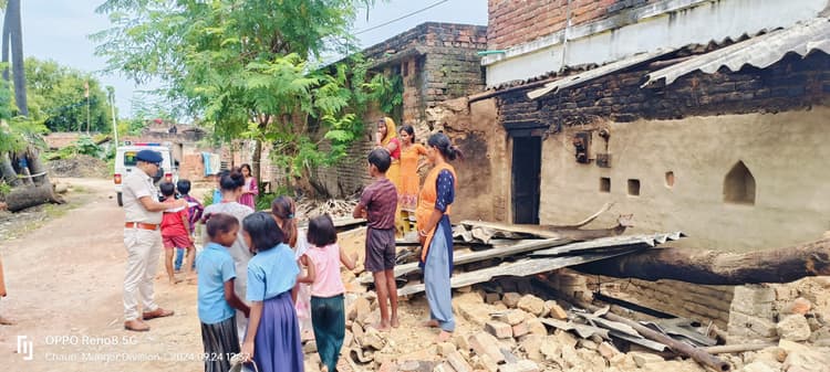दबंगों ने जेसीबी से पांच घर के आगे बने छप्पर को तोड़ा