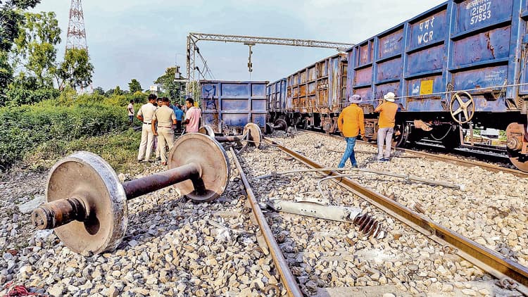 न्यू मैनागुड़ी के समीप पटरी से उतरे मालगाड़ी के पांच डिब्बे