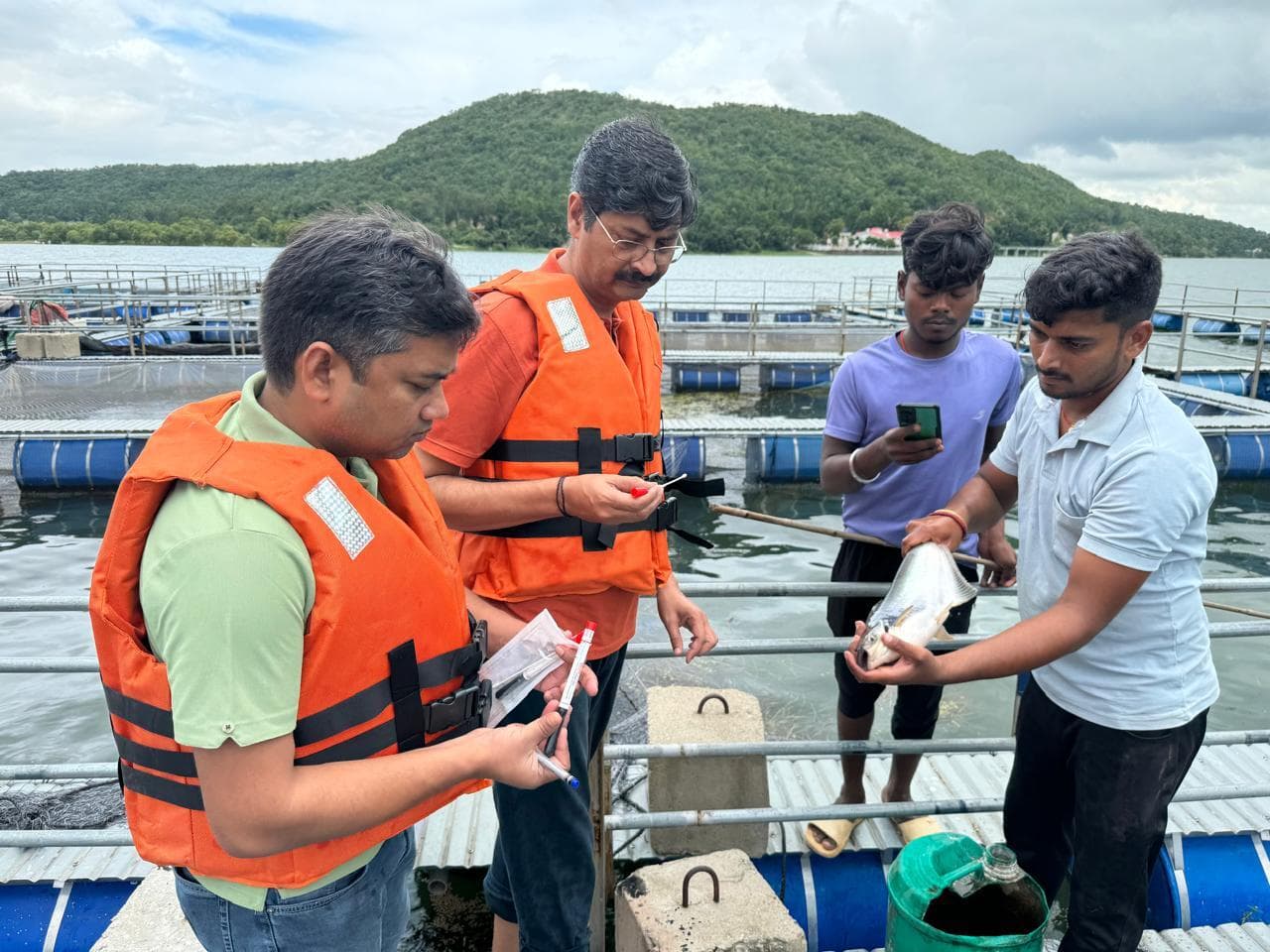 तिलैया जलाशय में मछलियों के रोगाणु को जांच के लिए लिये नमूने