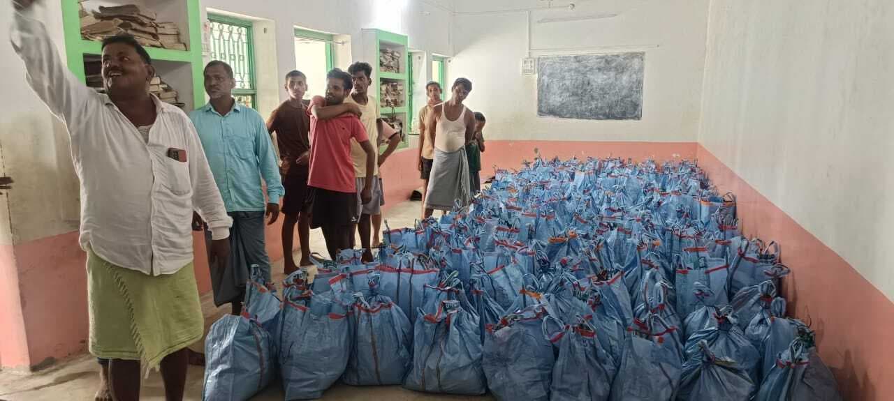 इमारत ए शरिया के सदस्यों ने बाढ़ पीड़ितों को बांटी राहत सामग्री