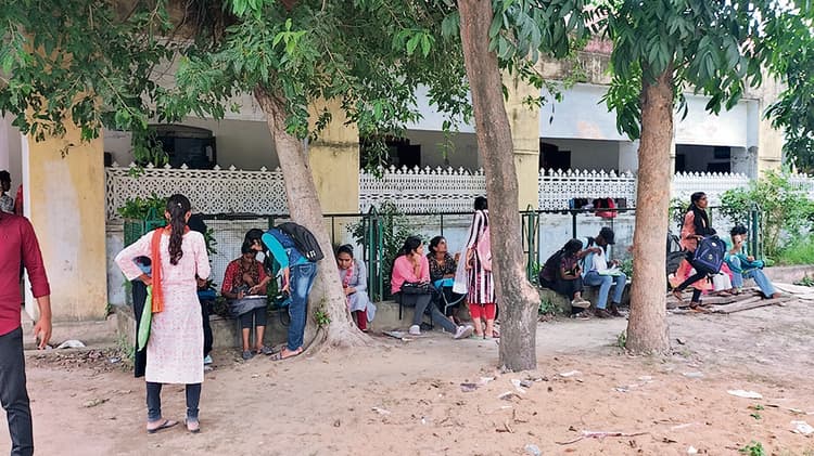 Chhapra News : कॉलेजों में कॉमन रूम नदारद, कहीं फर्श पर, तो कहीं पेड़ के नीचे बैठती हैं छात्राएं