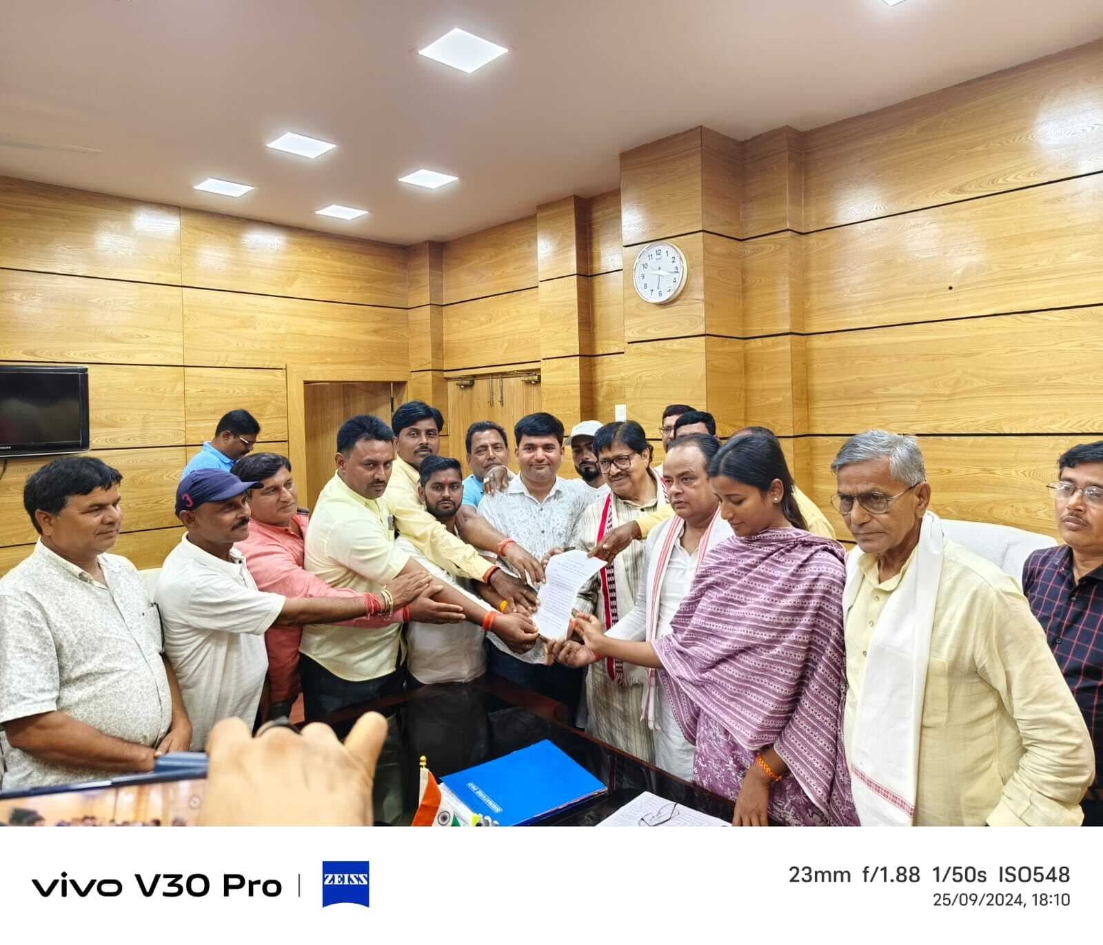 सारठ मुखिया संघ ने पूर्व विधायक की अगुवाई में मंत्री इरफान से की मुलाकात, योग्य को अबुआ आवास नहीं मिलने का मसला उठाया