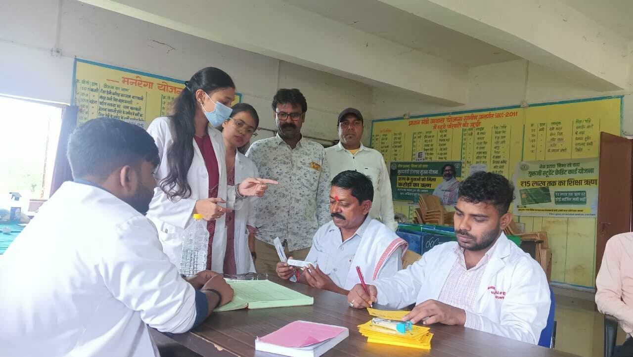 बहेरा पंचायत के स्वास्थ्य जांच शिविर में बांटी दवाइयां