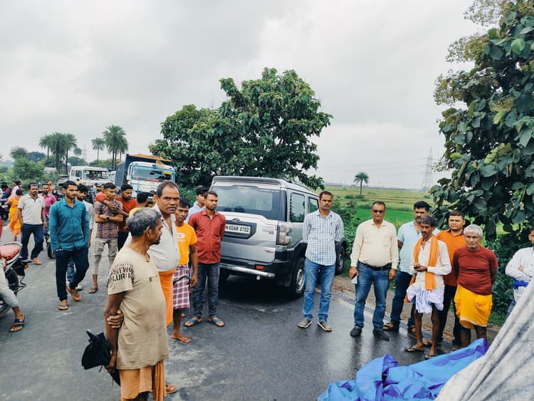 हाइवा और मोटरसाइकिल टक्कर में युवक की मौत, एक घायल