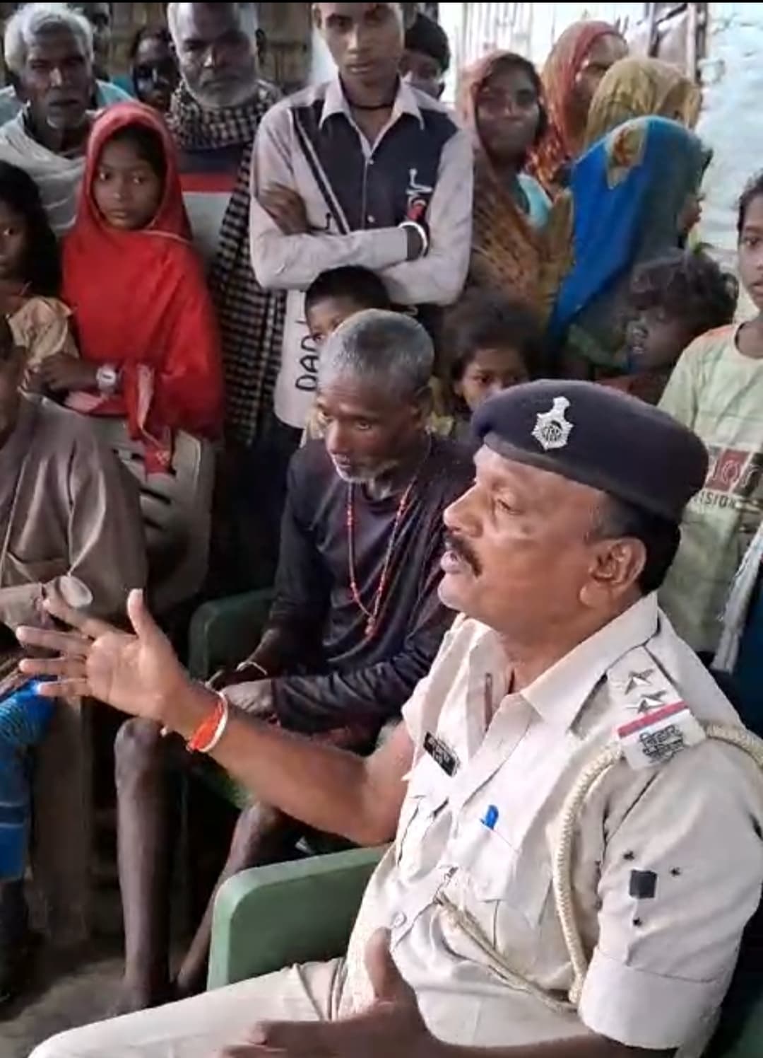 शिक्षक की भूमिका में नजर आये पुलिस अधिकारी