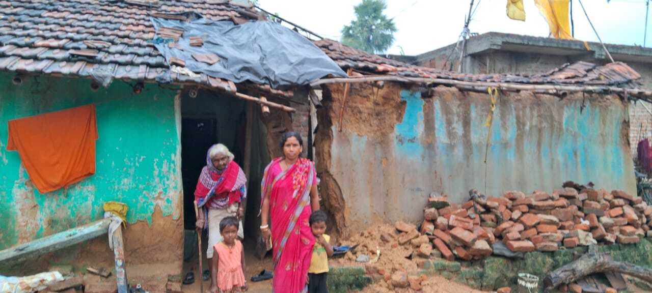 तीन दिनों से हो रही बारिश में पिंडरगेड़िया में कच्चा मकान ढहा