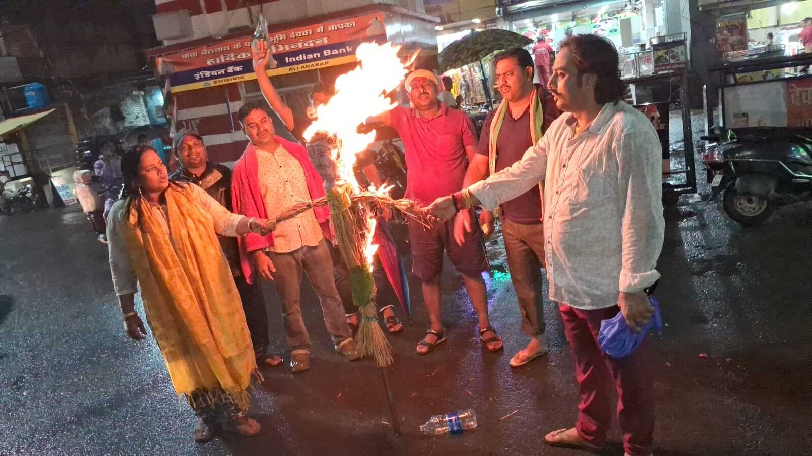 पेपर लीक होने के आरोप में भाजयुमो ने फूंका सीएम का पुतला