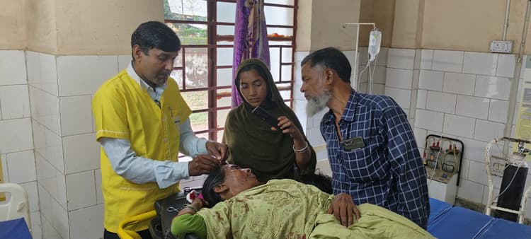 बच्चों के अमरूद तोड़ने पर आपस में ही भिड़ीं महिलाएं, चार जख्मी
