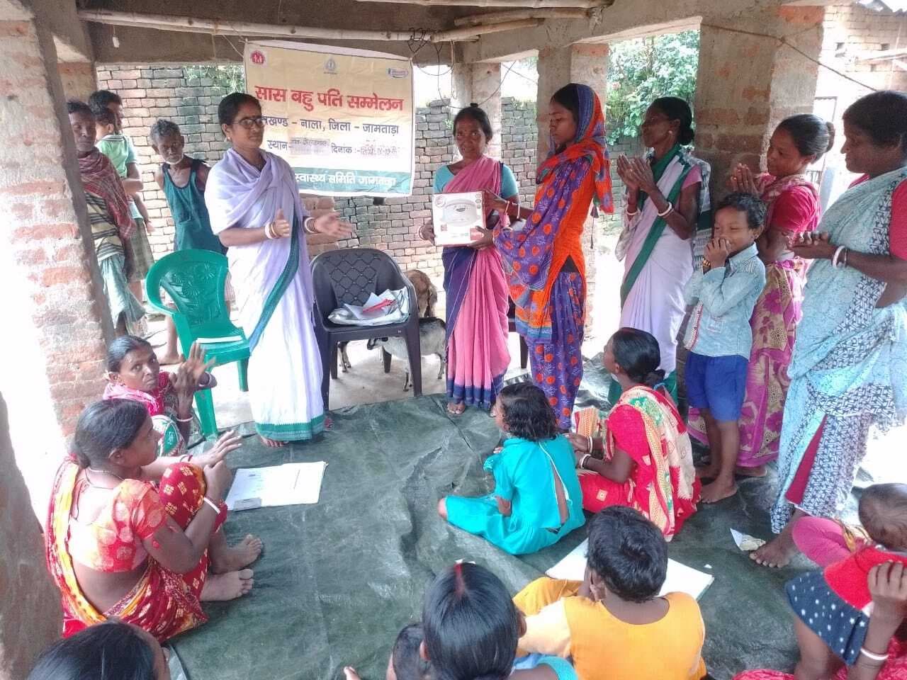 सास-बहू सम्मेलन में नवदंपति को किया गया पुरस्कृत