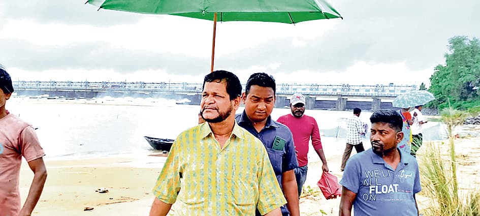 बरजोड़ा के विधायक आलोक मुखर्जी ने किया बाढ़ग्रस्त इलाके का दौरा