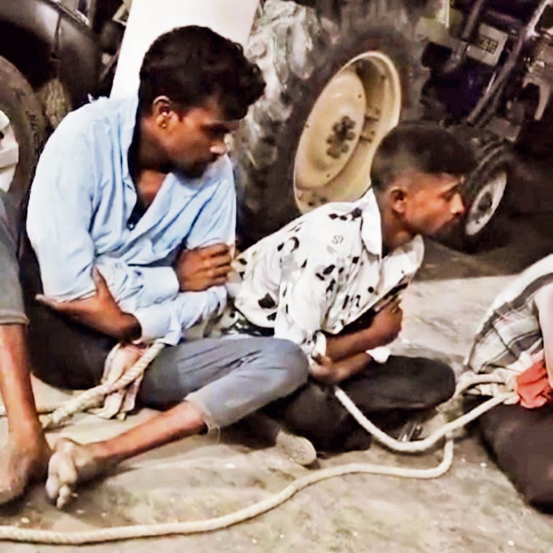 Gopalganj News : बिजली तार की चोरी करनेवाले असम व गोपालगंज के तीन चोरों को ग्रामीणों ने बांधकर पीटा, किया पुलिस के हवाले
