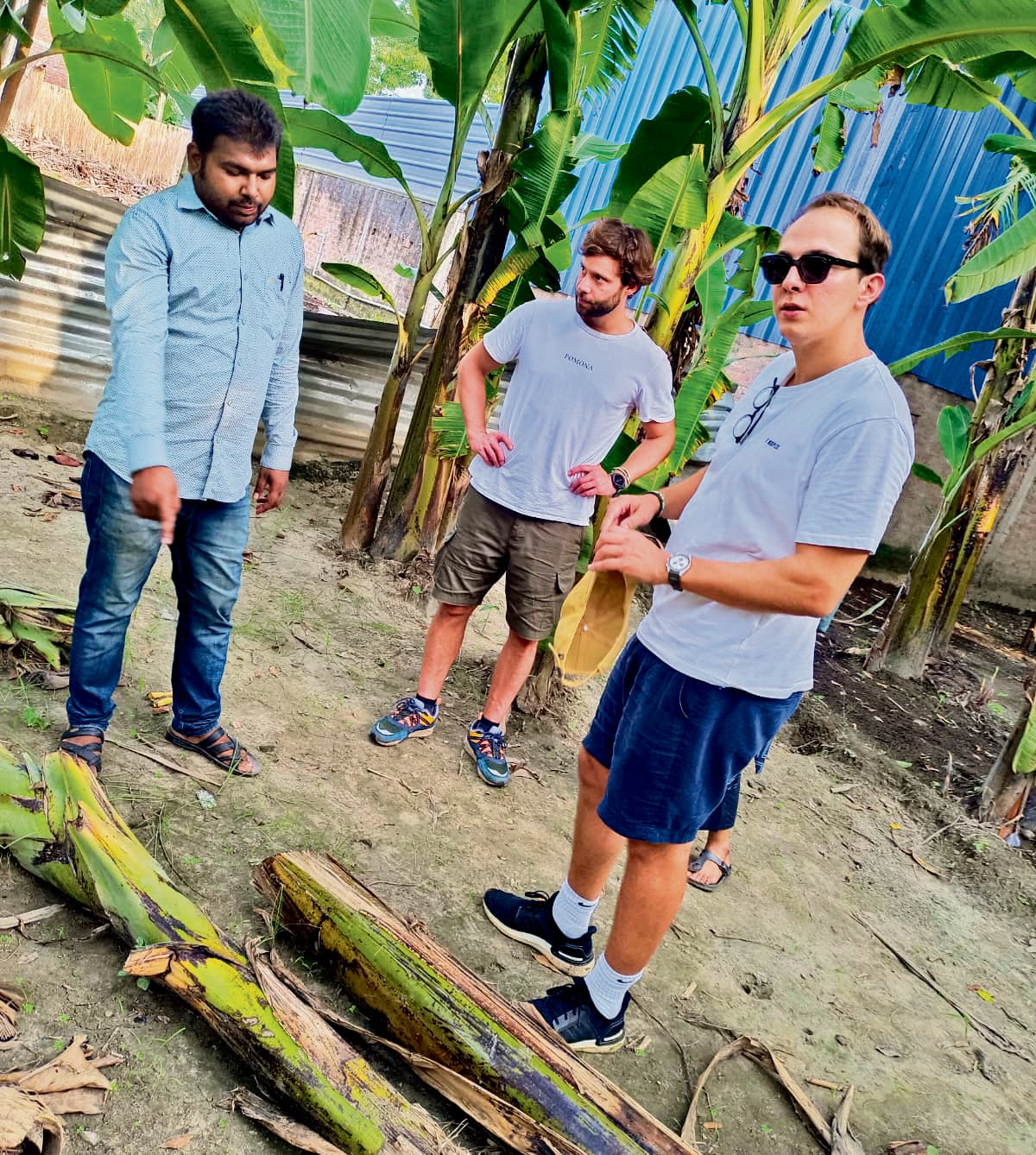 HAJIPUR NEWS : केला रेशा निष्कर्षण की तकनीक से रूबरू हुए विदेशी मेहमान