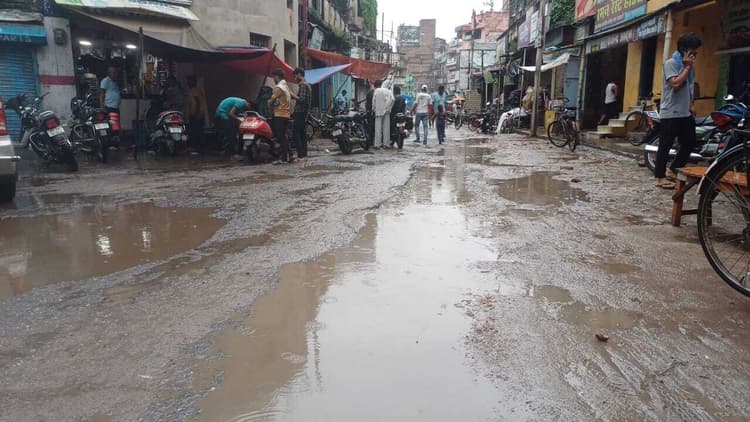 निर्माण तो दूर, नहीं हुई सड़कों की मरम्मत