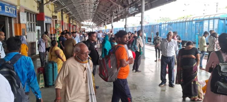 विक्रमशिला एक्सप्रेस साढ़े छह घंटे लेट पहुंची जमालपुर