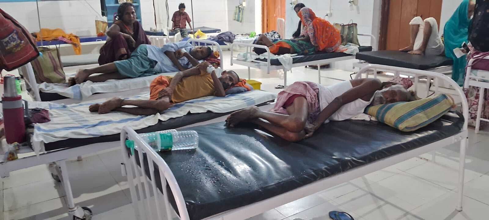 वार्डों में छत से टपक रहा बारिश का पानी