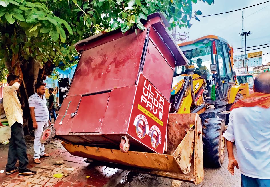बोरिंग रोड चौराहा से राजापुर तक दुकानदारों पर चला बुलडोजर, 43 हजार जुर्माना वसूले