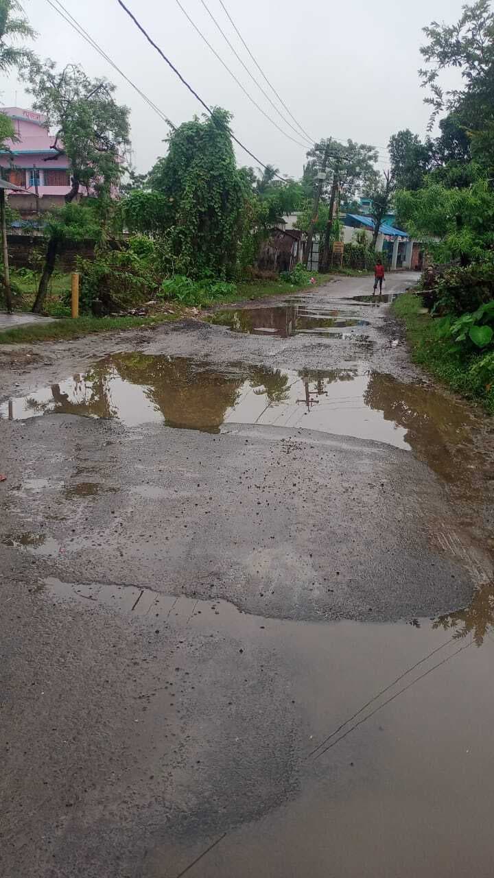 उग्रतारा मंदिर जाने वाली सड़क हुई जर्जर, मरम्मत की मांग
