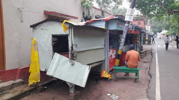 अतिसुरक्षित कोर्ट परिसर के बाहर आधे दर्जन दुकानों में चोरी