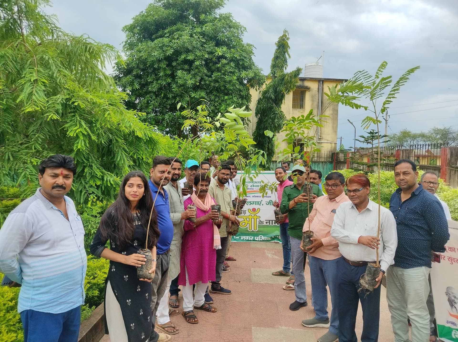 एक पेड़ मां नाम कार्यक्रम के तहत पौधे लगाकर लोगों को किया गया जागरूक