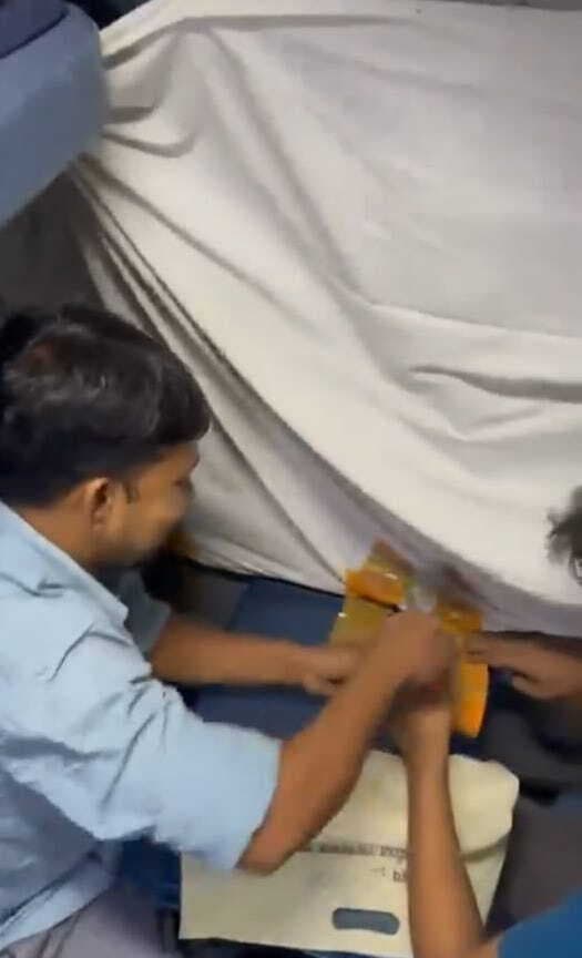 पथराव के बाद 165 किमी टूटी खिड़की के पास चादर लगा कर बैठे रहे यात्री