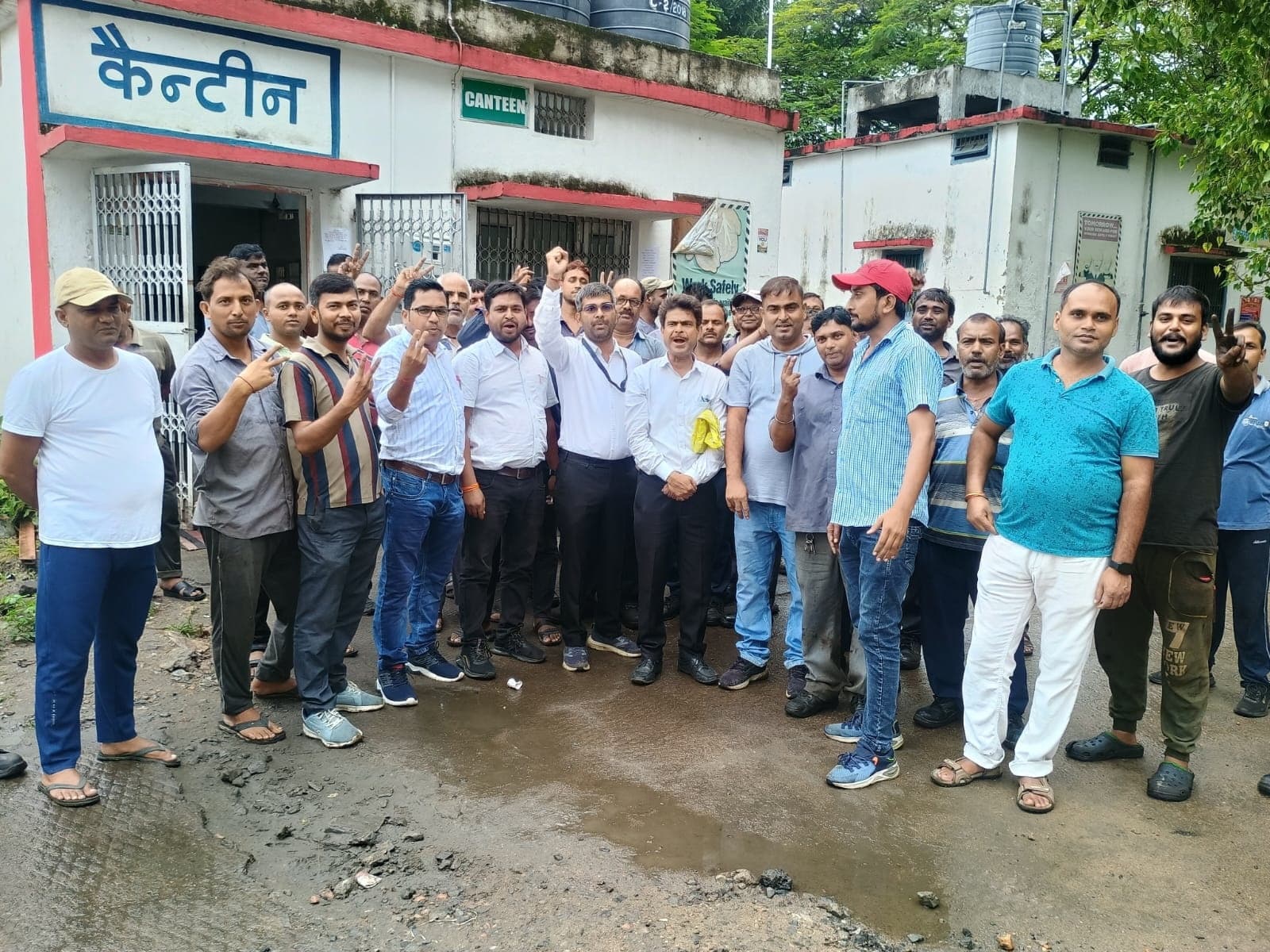 Mains Congress team reached loco shed: यूपीएस के विरोध में मेंस कांग्रेस की टीम पहुंची लोको शेड