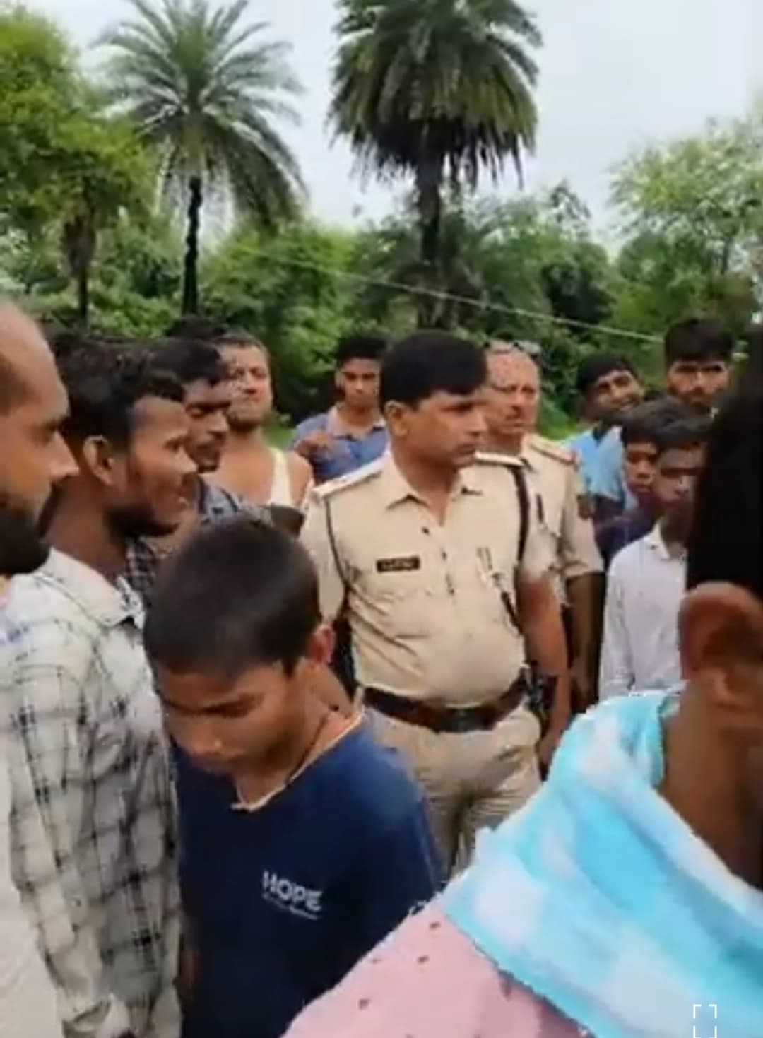 Dead body of unknown teenager found: हसनपुर पुल के नीचे बागमती नदी में उपलाती मिली अज्ञात किशोरी की लाश