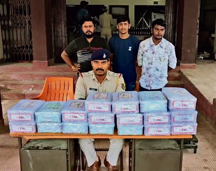 Gopalganj News : लग्जरी कार के तहखाने में छिपाकर रखे गये 127 किलो चांदी के जेवर बरामद, तीन तस्कर गिरफ्तार