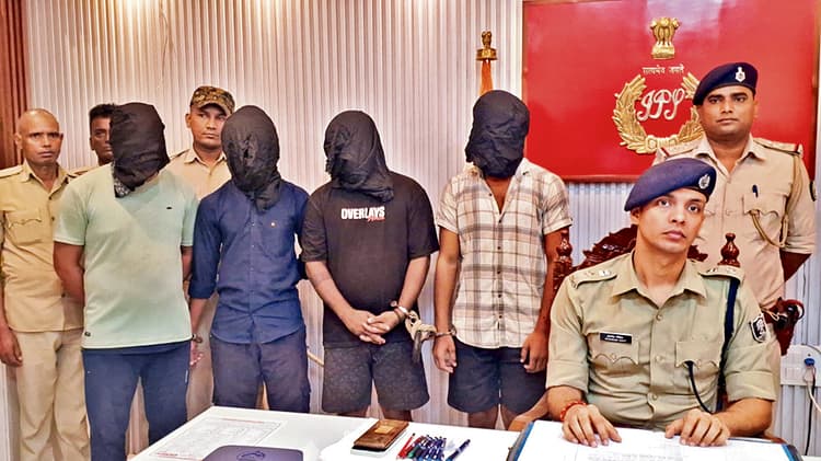 Gopalganj News : महादेव एप से ऑनलाइन ठगी करनेवाले साइबर सेंटर पर छापा, छत्तीसगढ़ के साइबर अपराधी समेत चार गिरफ्तार