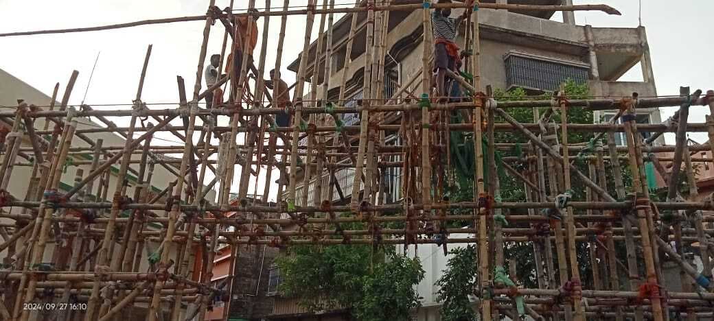 दुर्गा पूजा को लेकर तैयारी जोरों पर, बनाए जा रहे हैं पंडाल