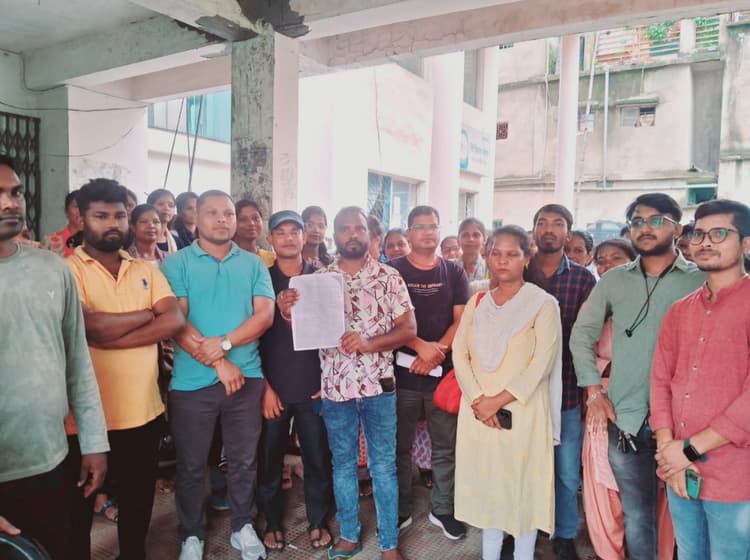 Ranchi news : मानदेय भुगतान में गड़बड़ी को लेकर सदर अस्पताल के कर्मियों ने किया प्रदर्शन